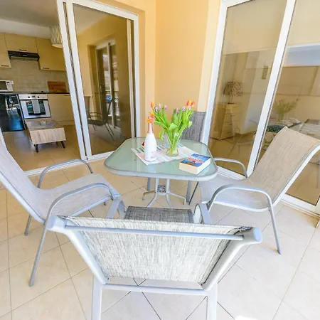 Thea Court 1 - B Apartamento